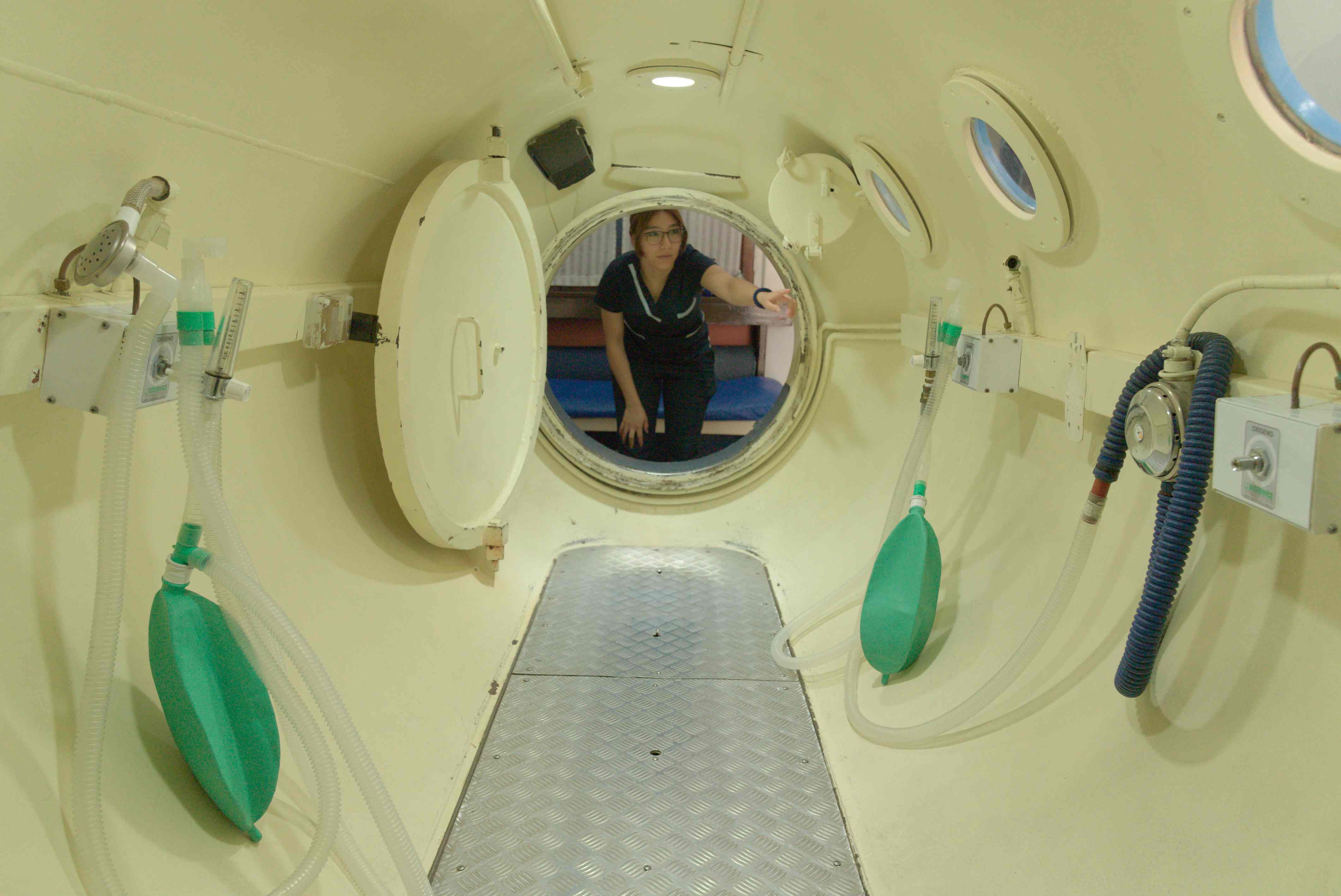 Vista interior de la antecamara hiperbarica con equipamiento medico